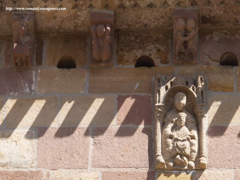 BAJORRELIEVE DE LA VIRGEN CON EL NIO.